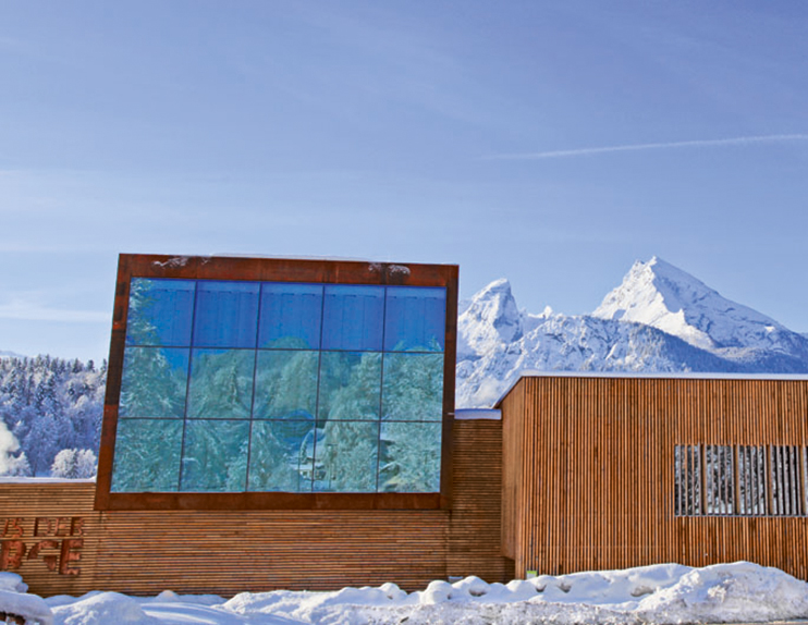 Das Bild zeigt das Nationalparkzentrum Haus der Berge im Winter.