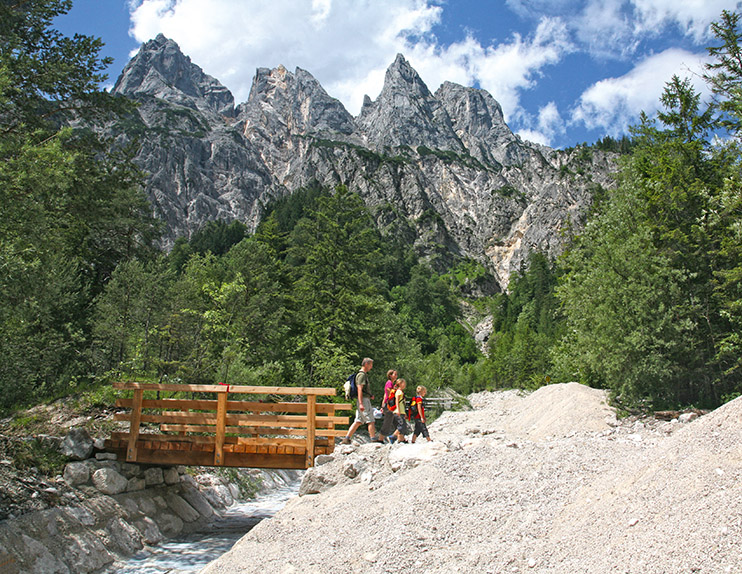 Das Bild zeigt eine Gruppe im Klausbachtal an einer Brücke.