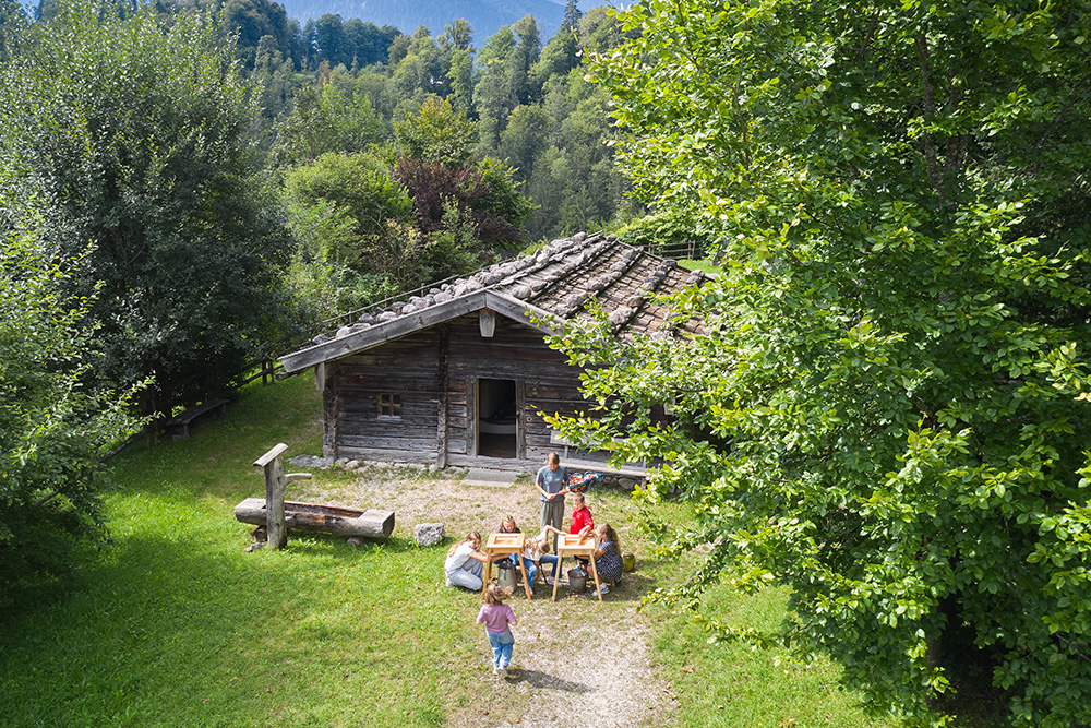 Luftaufnahme vom Kaser mit Kindern