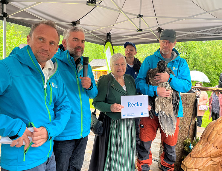 Umweltminister Thorsten Glauber, Nationalparkleiter Dr. Roland Baier, Namenspatin Liane Gruber, Toni Wegscheider (LBV) und Ulrich Brendel (Nationalpark) mit „Recka“ - © NPV BGD