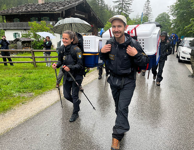 Recka and Dagmar with national park rangers on their way to the niche - © NPV BGD