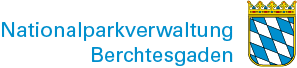Das Bild zeigt das Logo und den Schriftzug Nationalpark Berchtesgaden neben dem kleinen Bayerischen Staatswappen