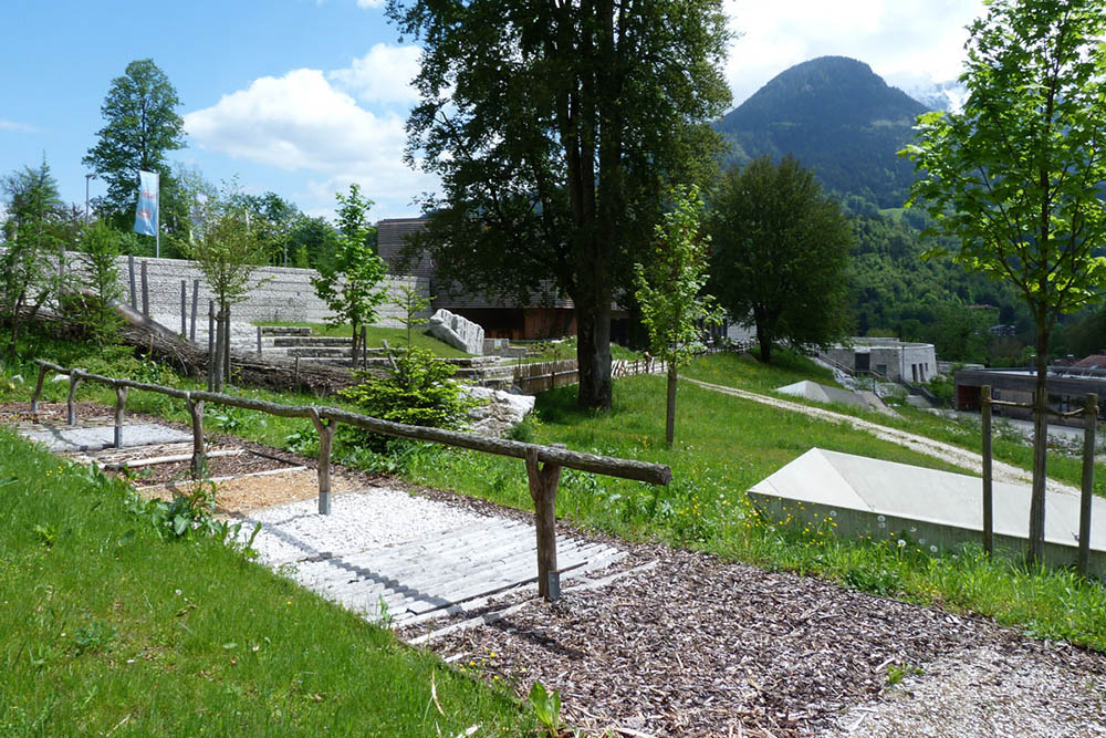 Waldplatz Außengelände Haus der Berge