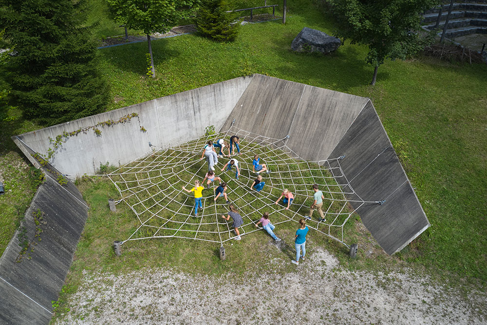Wiesenplatz Außengelände Haus der Berge
